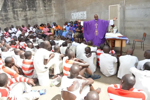 Fr. Kunaka preaches to prisoners during a visit to Chikurubi by Mercy Servants..JPG