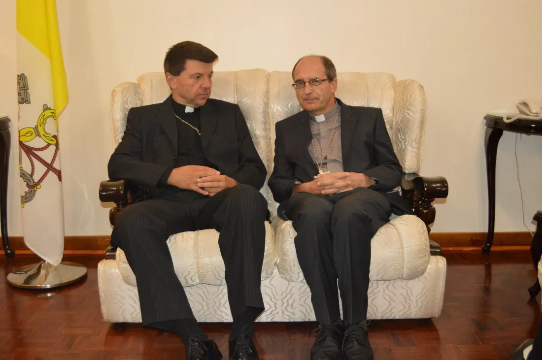 Archbishop Marek Zalewski chats with Bishop Paul Horan of Mutare.JPG