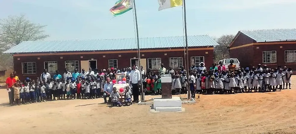 parish-priest-of-zhomba-mission-fr-emmanuel-ogalla-in-picture-with-some-claretian-priests-and-pupils-pose-for-a-picture-in-front-of-st-claret-primary-school.jpg