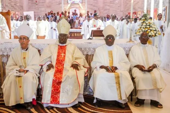 Bishop Alexio Churu Muchabaiwa is seen here flanked by Bishop Albert Serrano of Hwange, Archbishop Robert Ndlovu of Harare and the Vicar General of Mutare Diocese, Fr. Ambrose Achagongon