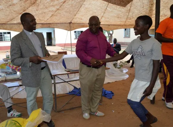 Fr. Moyo and Fr. Ziumbwa hands over prizes 1