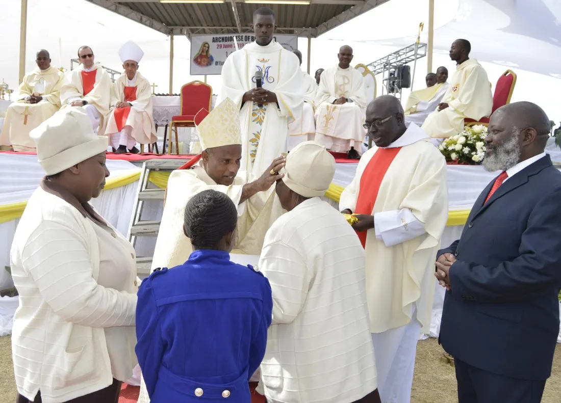 archbishop-alex-bless-mrs.-anna-mugadza-as-he-hands-over-the-plaque-of-honour-given-to-her-by-pope-francis..jpg