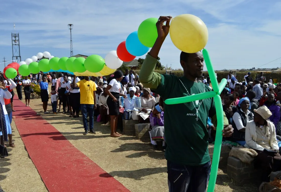 The youth from Bulawayo Archdiocese present the missionary rosary to Archbishop Alex Thomas.